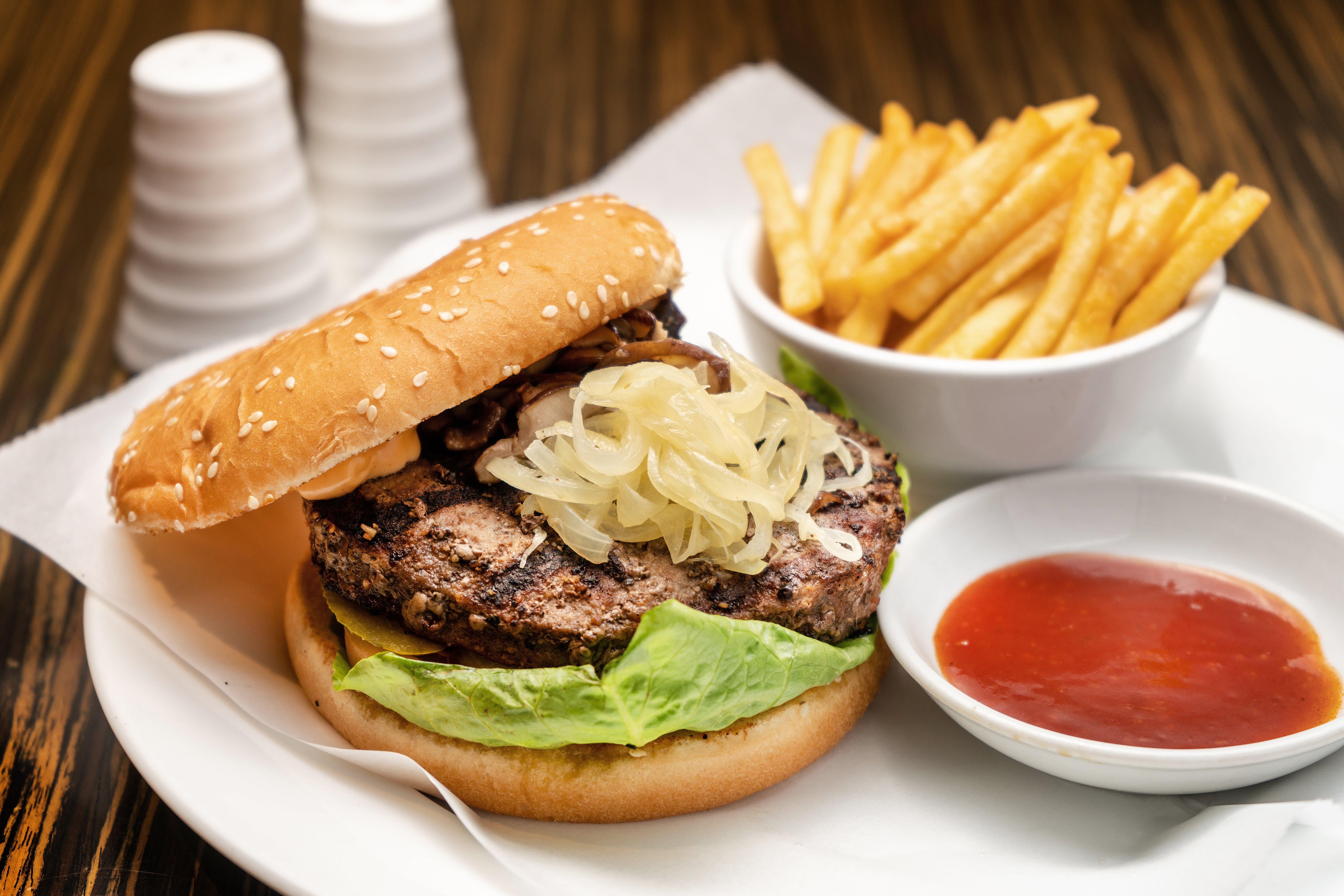 Glenmarie Hotel And Golf Resort Шах Алам Екстериор снимка A hamburger with fries and ketchup