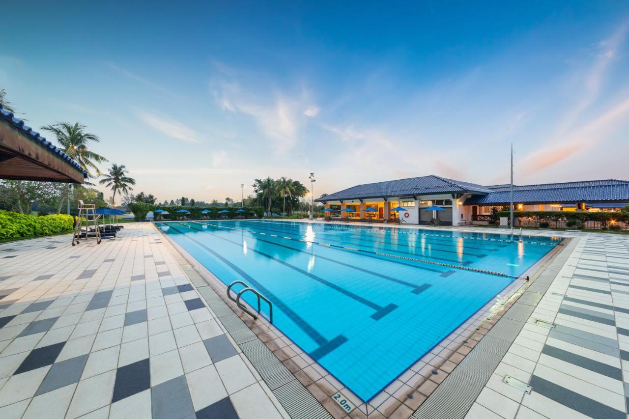 Glenmarie Hotel And Golf Resort Шах Алам Екстериор снимка The swimming pool at the Royal Thai Navy Sports Club