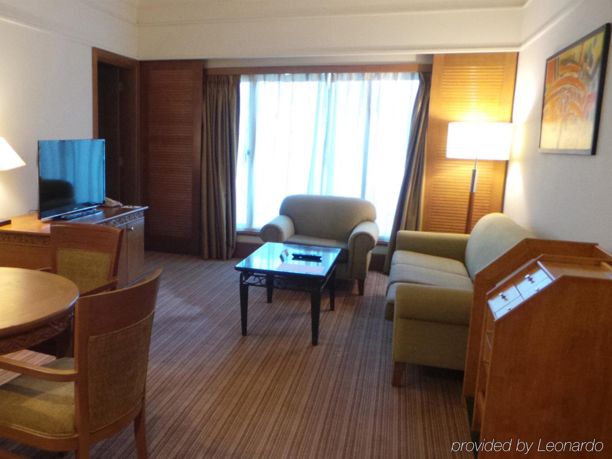Glenmarie Hotel And Golf Resort Шах Алам Екстериор снимка Living room of a suite